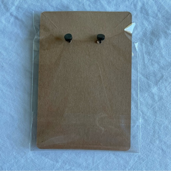 Flatback daisy stud earrings stainless steel black hypoallergenic comfortable - Picture 5 of 5